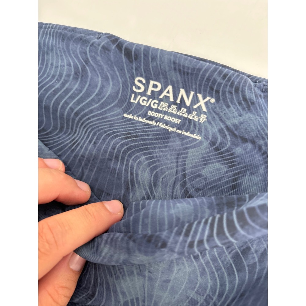 Spanx Booty Boost Active Leggings Navy Blue Wave Print High Waist Large 7/8 - Picture 5 of 6
